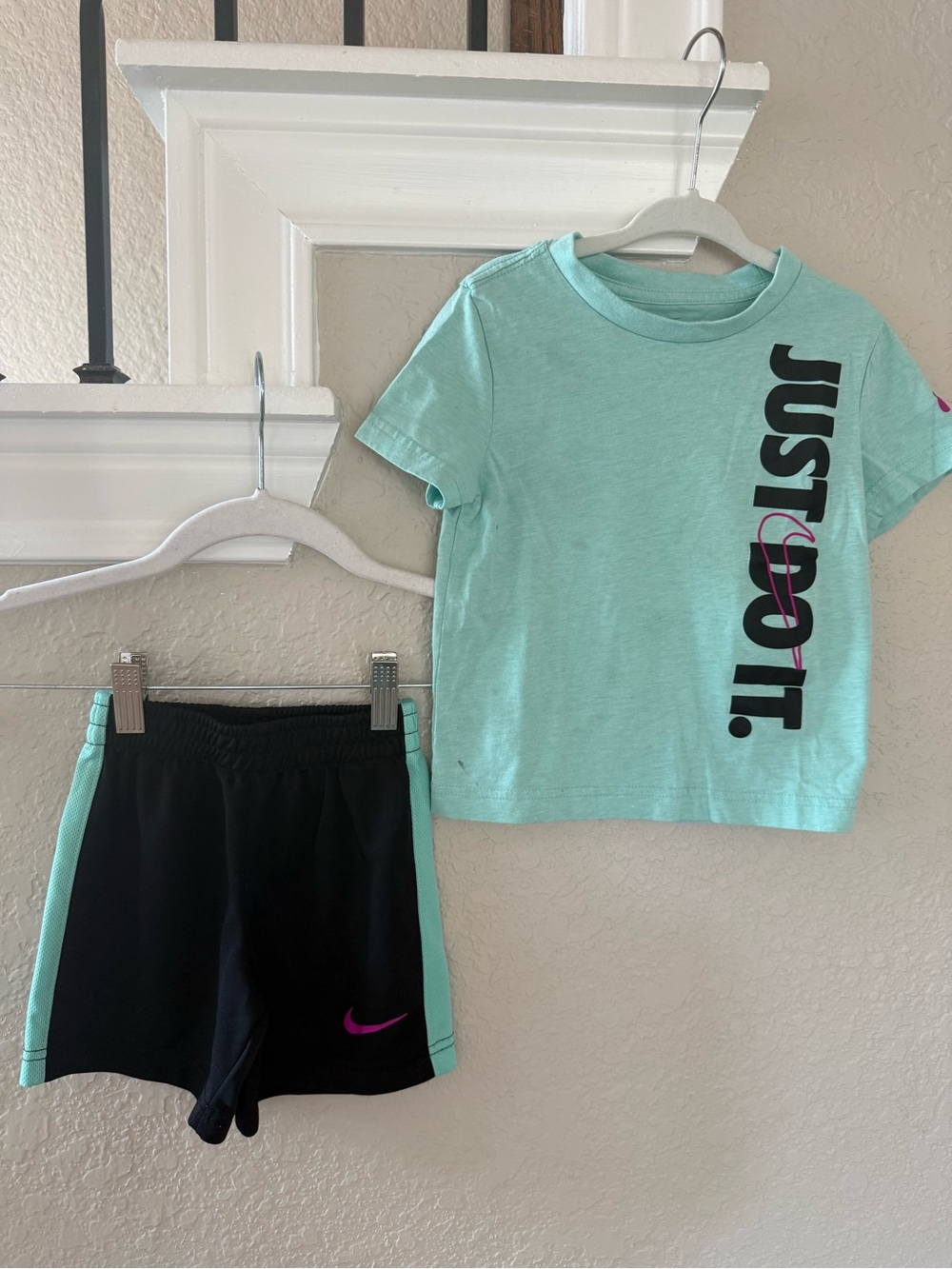 Nike Athletic Shorts with Graphic Tee Set (3T)